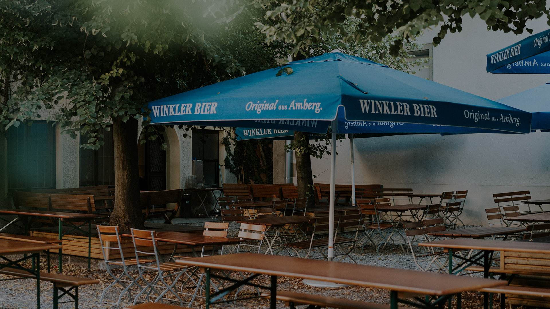 Der Biergarten des Winkler BräuWirts unter alten Linden